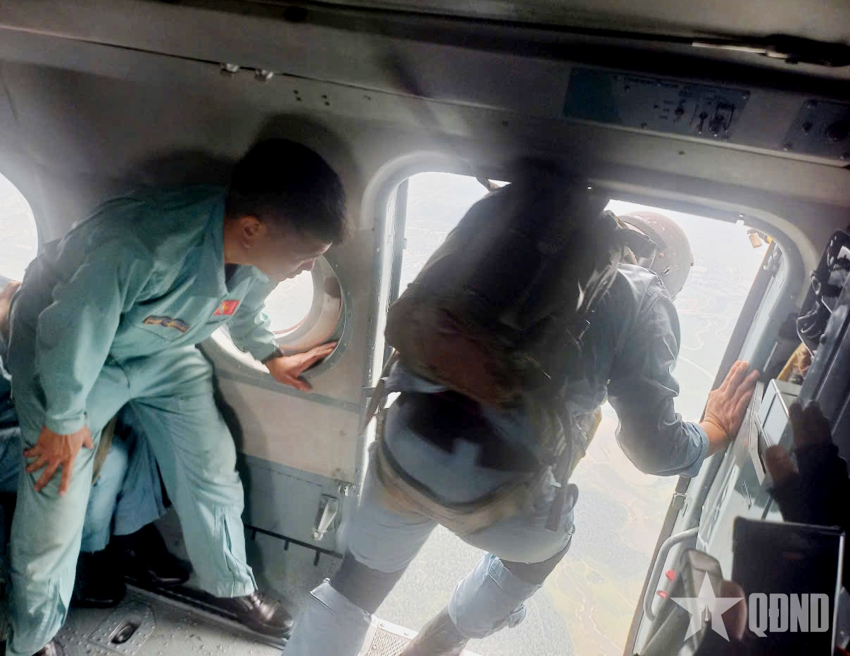 Chuẩn bị thoát ly khỏi máy bay.